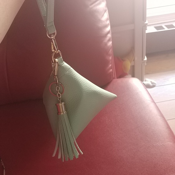 SALE 💜 Pastel Green Pyramid Wristlet Bag - Picture 2 of 8